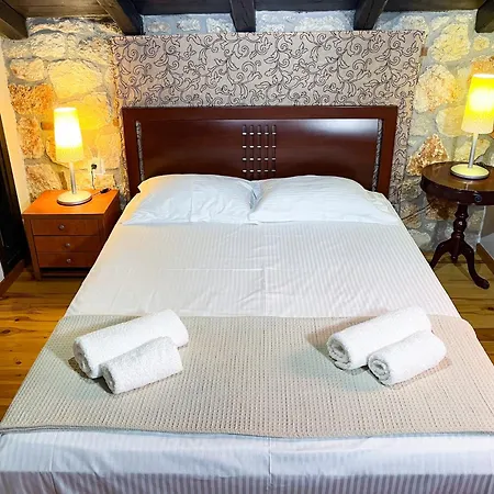 Stone & Lux Psakoudia